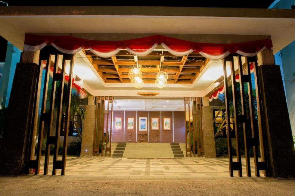 Bahamas Hotel & Resort Tanjung Pandan Exterior photo