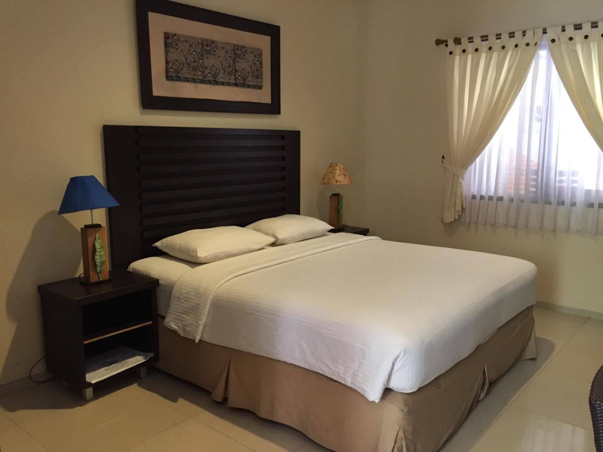 Bahamas Hotel & Resort Tanjung Pandan Exterior photo