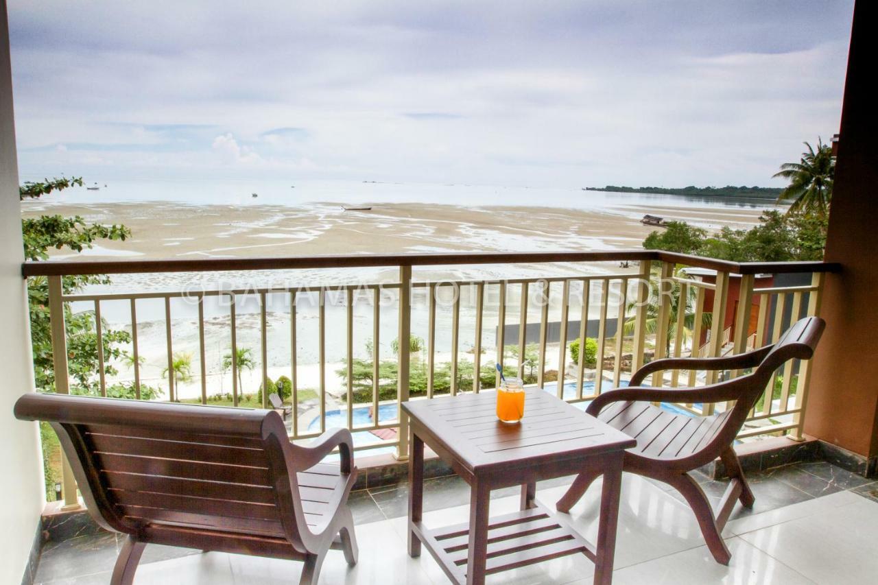 Bahamas Hotel & Resort Tanjung Pandan Exterior photo
