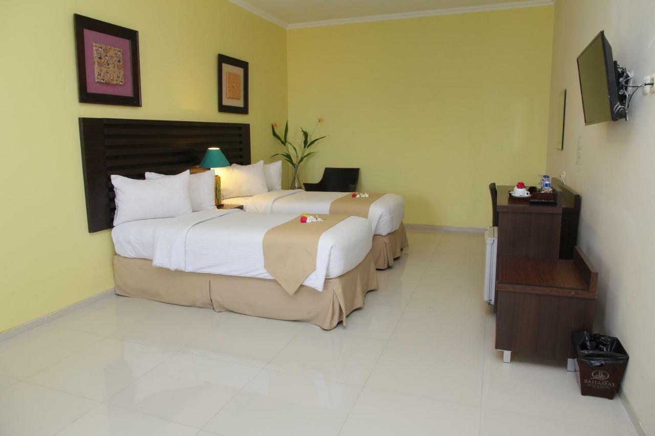 Bahamas Hotel & Resort Tanjung Pandan Exterior photo
